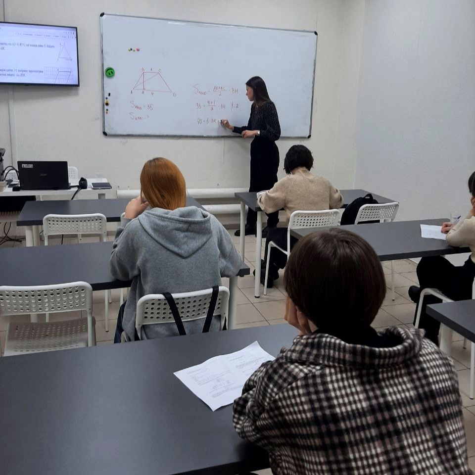 Преподаватель решает задачу у доски