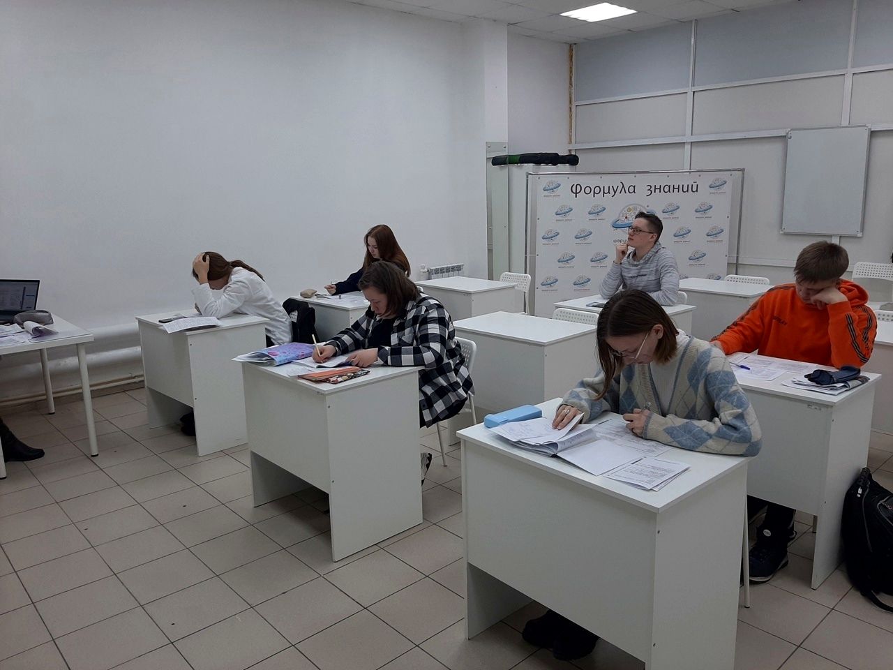 Старшеклассники пишут работу в классе «Формулы знаний»